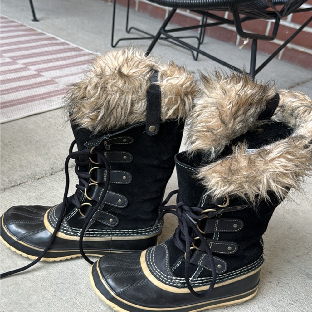 Women's Black and Tan Fur-Lined Boots